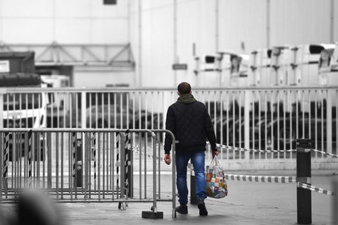 Fleischfabrikant Tönnies: Ein Mitarbeiter betritt das Gelände in Rheda-Wiedenbrück