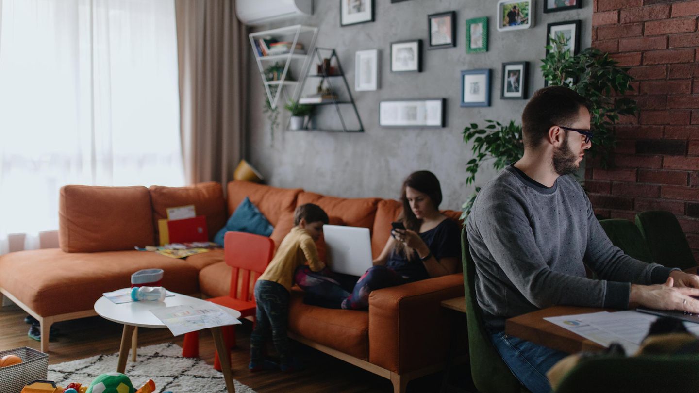 Eltern arbeiten, ein Kind spielt
