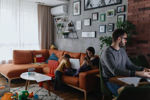 Eltern arbeiten, ein Kind spielt