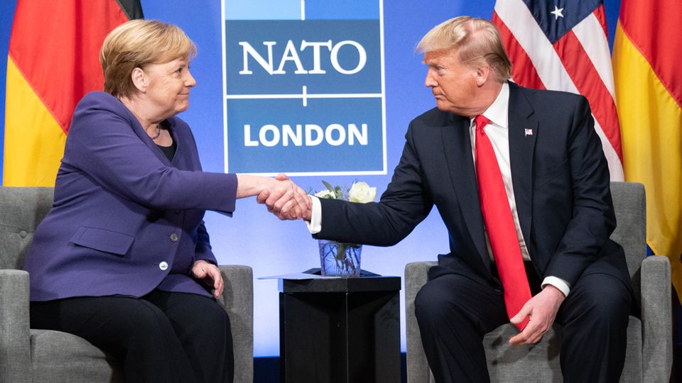 Da reichten sie sich zumindest noch die Hand: Angela Merkel und Donald Trump beim Nato-Gipfel in London im Dezember 2019