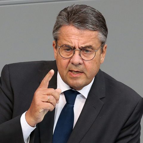 Sigmar Gabriel hebt am Rednerpult den Finger