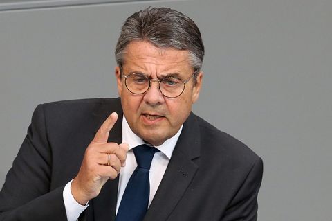 Sigmar Gabriel hebt am Rednerpult den Finger