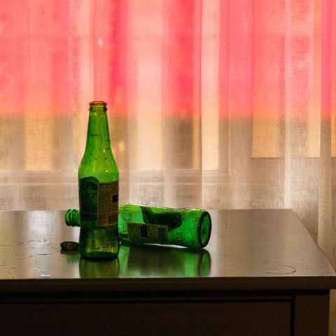 Hotelzimmer mit Porträt von Randy Kraft