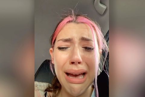 Tiktok-Star wird versehentlich Corona-Maske ans Ohr getackert