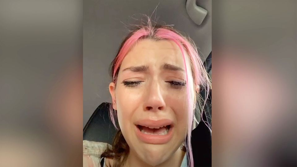 Tiktok-Star wird versehentlich Corona-Maske ans Ohr getackert Tiktok-Star wird versehentlich Corona-Maske ans Ohr getackert