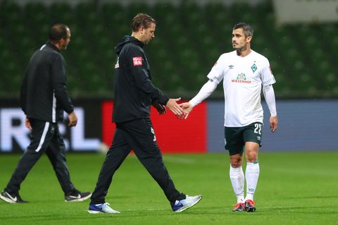 Florian Kohfeldt, Cheftrainer von Bremen, gibt Werder-Spieler Fin Bartels die Hand