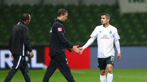 Florian Kohfeldt, Cheftrainer von Bremen, gibt Werder-Spieler Fin Bartels die Hand