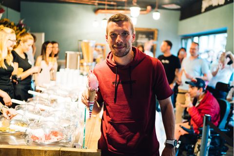 Lukas Podolski bei der Eröffnung seiner ersten Eisdiele in Köln 2017 (Archiv)
