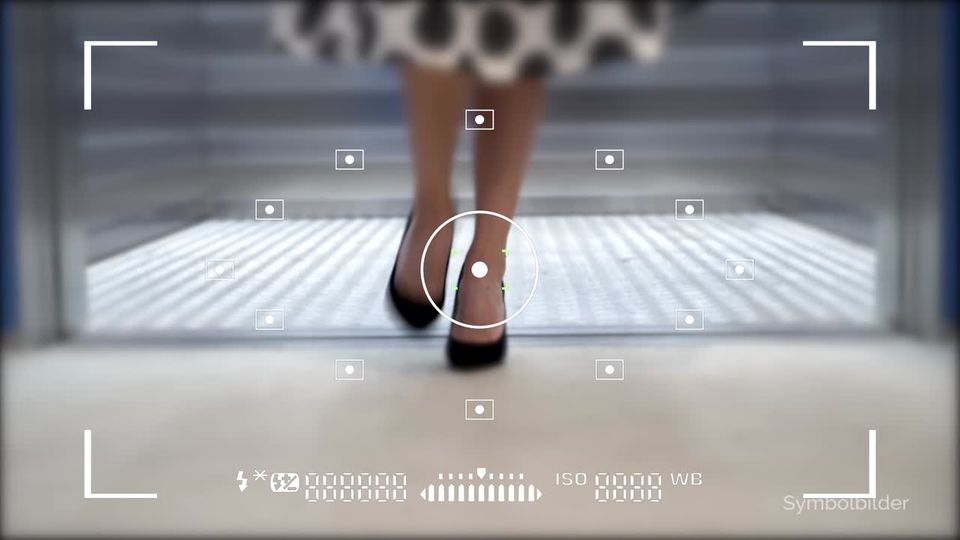 Neues Gesetz: Bundestag beschließt härtere Strafen für "Upskirting" und "Downblousing"