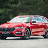 Der schwarze Kühlergrill passt zum Skoda Octavia RS