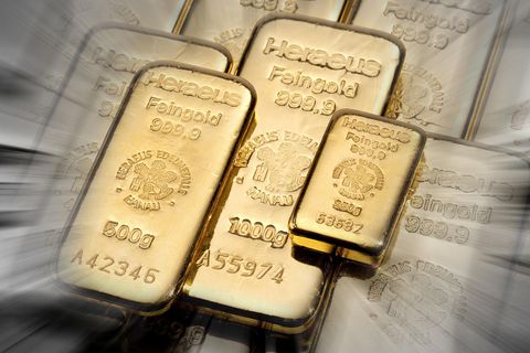 Goldbarren verschiedener Größen mit dem Aufdruck des Technologieunternehmens Heraeus