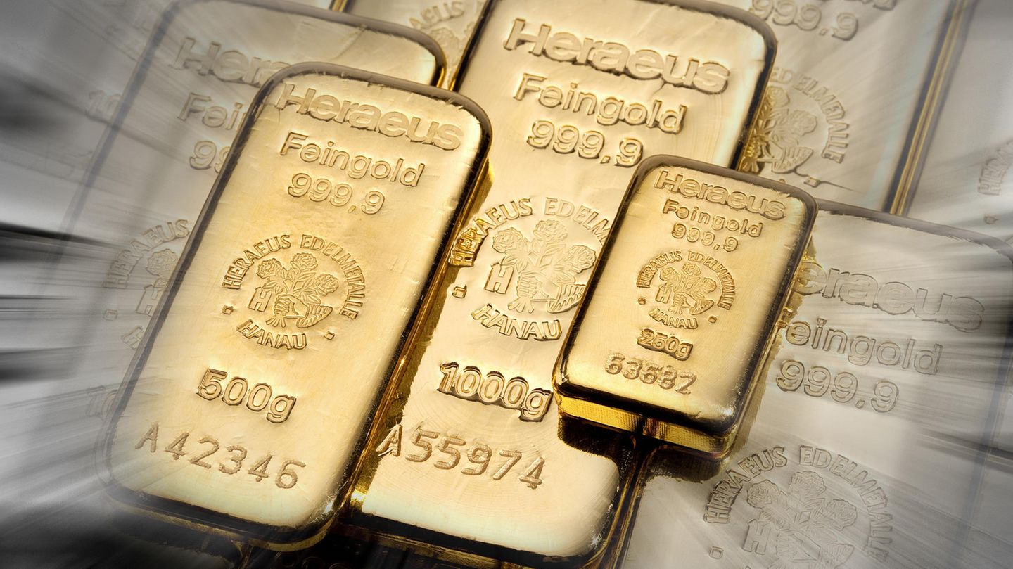 Goldbarren verschiedener Größen mit dem Aufdruck des Technologieunternehmens Heraeus