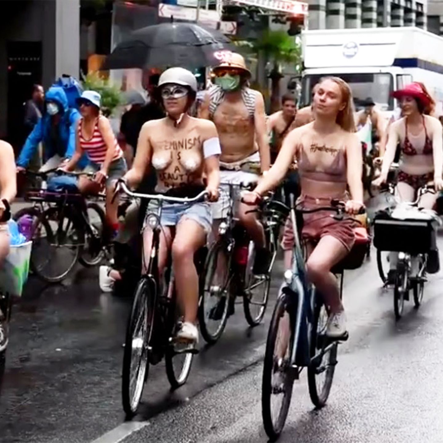 Frauen Nackt Fahrrad Fahren