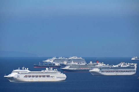 Merh als 20 arbeitslsoe Kreuzfahrtschiffe liegen in der Bucht von Manila auf Reede
