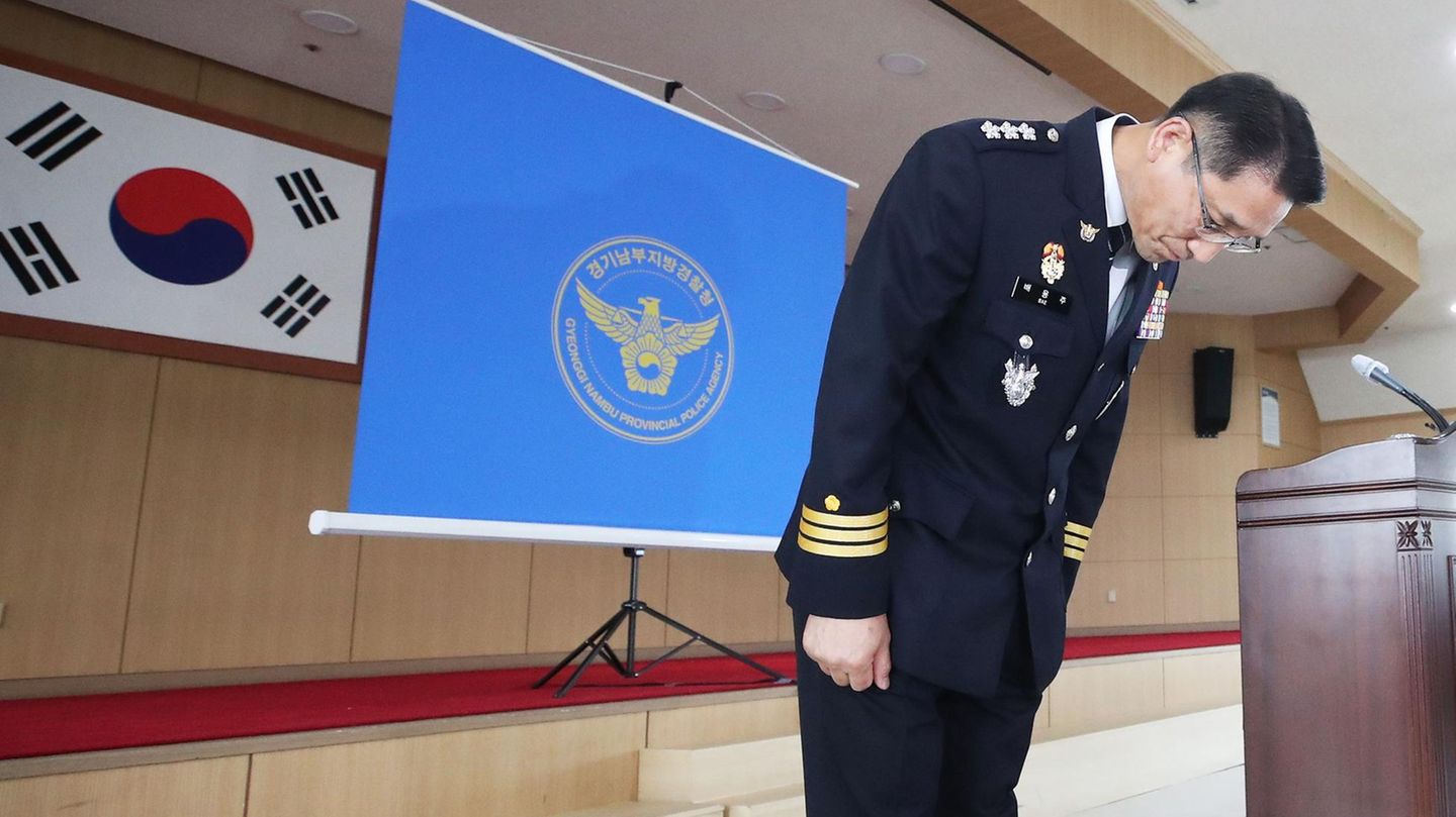 Polizeichef Bae Yong-ju verbeugt und entschuldigt sich für die missratenen, jahrzehntelange Mordermittlungen
