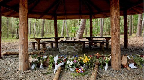 Blumen liegen am Ort, wo der 28-Jährige tot aufgefunden wurde