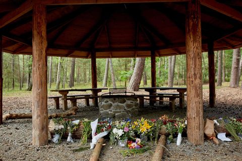 Blumen liegen am Ort, wo der 28-Jährige tot aufgefunden wurde