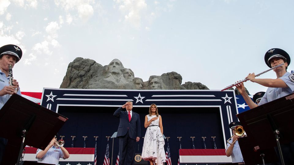 Unabhängigkeitstag: Trumps düstere Botschaft: Eine "gnadenlose Kampagne zur Auslöschung unserer Geschichte" Unabhängigkeitstag: Trumps düstere Botschaft: Eine "gnadenlose Kampagne zur Auslöschung unserer Geschichte"