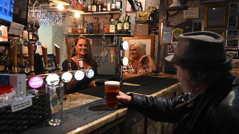 Auf ein Bier ins Pub – in England nun wieder möglich