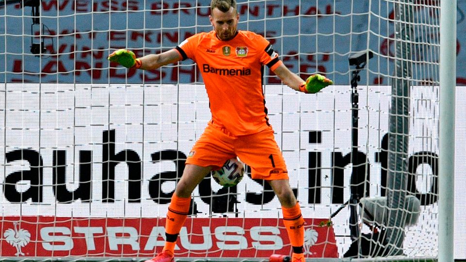 Leverkusens Torhüter Hradecky patzt zum 0:3 Leverkusens Torhüter Hradecky patzt zum 0:3