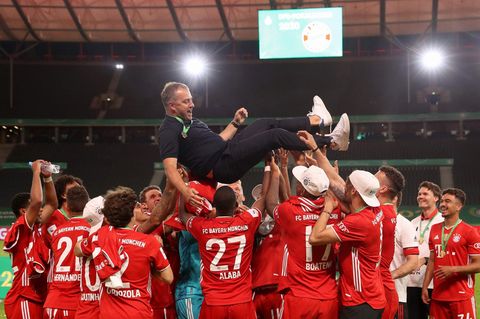 Bayern-Spieler feiern Hansi Flick