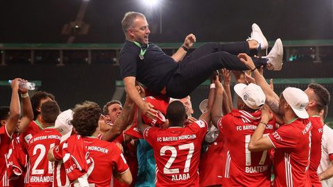 Bayern-Spieler feiern Hansi Flick