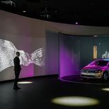 Die Fahrzeug Auslieferung im Kundenturm e-Tower der Gläsernen Manufaktur in Dresden