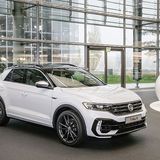 Volkswagen R übergibt ersten T-Roc R in der Autostadt an Kunden