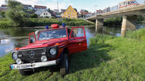 Einsatzfahrzeuge der Feuerwehr und des Rettungsdienst stehen an der Donau. Bei einem Junggesellenabschied auf der Donau ist ein 30 Jahre alter Mann in Baden-Württemberg ertrunken.