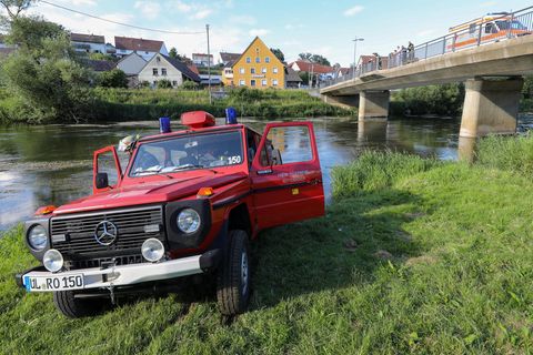 Einsatzfahrzeuge der Feuerwehr und des Rettungsdienst stehen an der Donau. Bei einem Junggesellenabschied auf der Donau ist ein 30 Jahre alter Mann in Baden-Württemberg ertrunken.