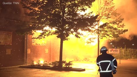 Niedersachsen: Tischlerei in Steinfeld seit Stunden in Brand – Polizei rechnet mit 3,5 Millionen Euro Schaden