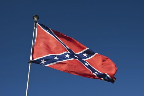 Eine Flagge der US-Südstaaten vor blauem Himmel
