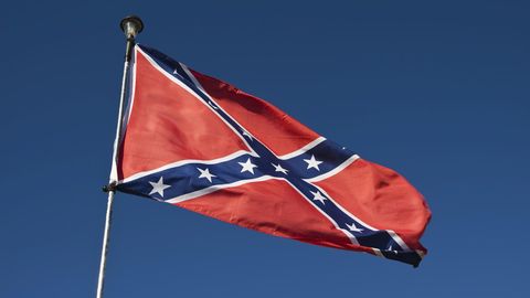 Eine Flagge der US-Südstaaten vor blauem Himmel