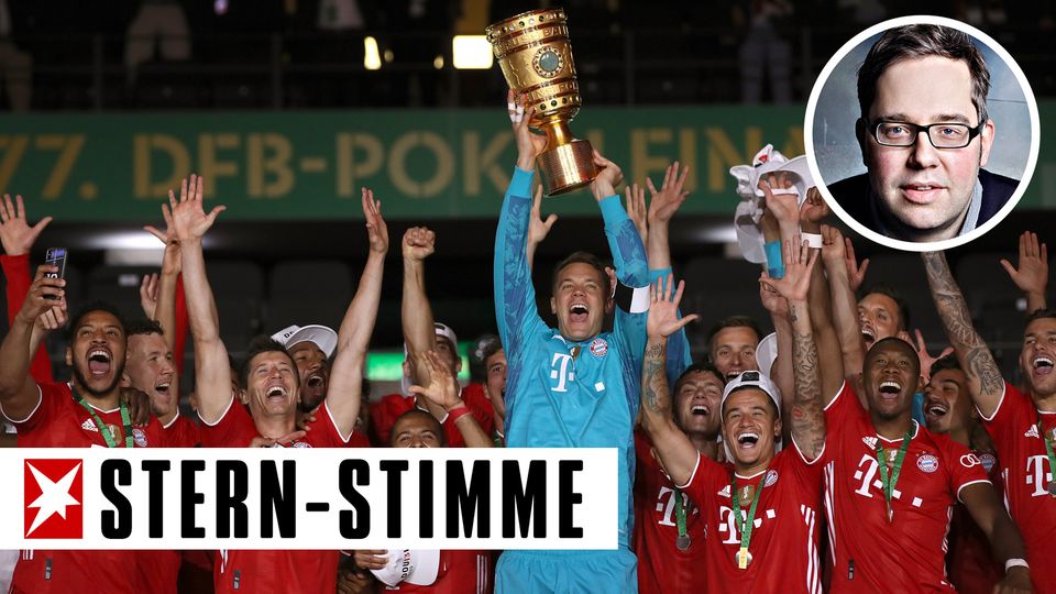 Die Mannschaft des FC Bayern München hält den DFB-Pokal nach dem Sieg in die Luft