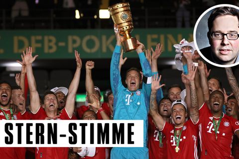 Die Mannschaft des FC Bayern München hält den DFB-Pokal nach dem Sieg in die Luft