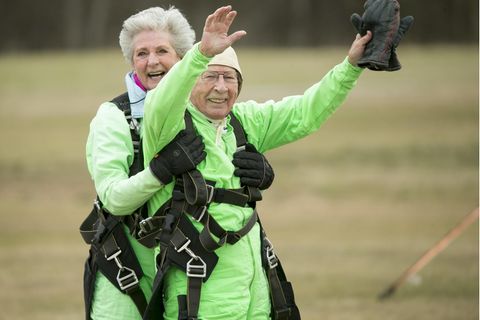 Der Texaner Al Blaschke in seiner Fallschirmsprung-Ausrüstung