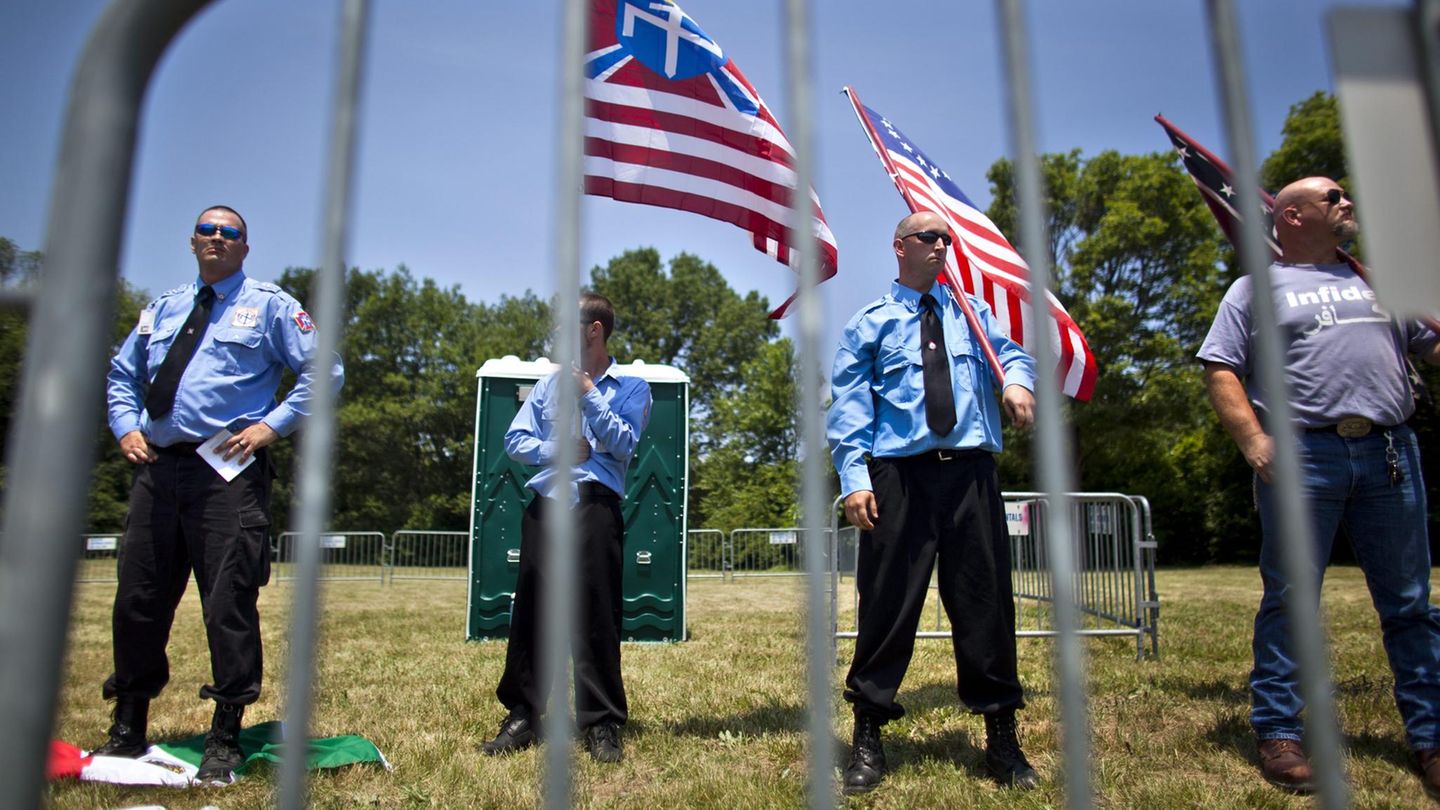 Rechtsextremisten von der "Arischen Nation" posieren in Gettysburg (Symbolfoto)
