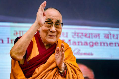 Der Dalai Lama begrüßt Studenten des IIM (Indian Institute of Management) während seines Besuchs