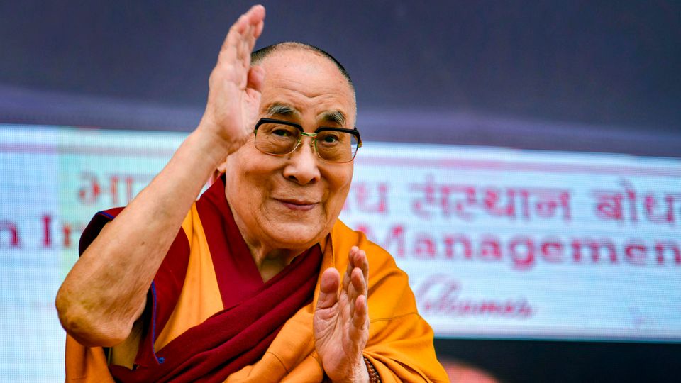 Der Dalai Lama begrüßt Studenten des IIM (Indian Institute of Management) während seines Besuchs
