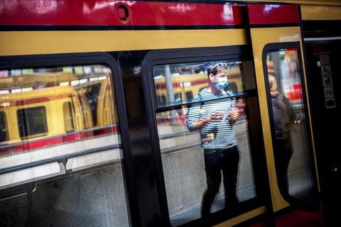 Ein Mann mit Mundschutz betritt am Ostbahnhof in Berlin eine S-Bahn