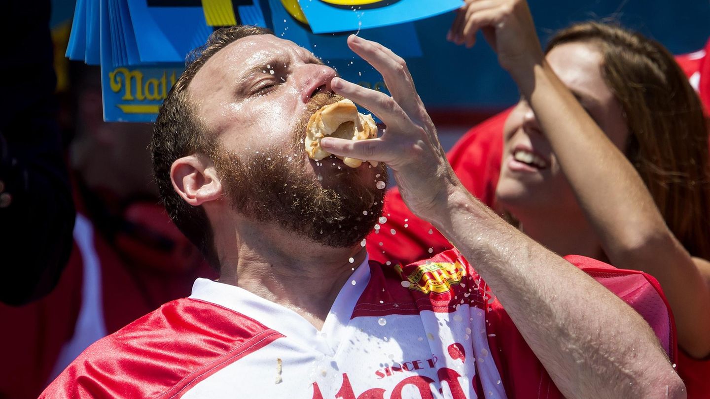 Joey Chestnut stopft einen Hotdog in sich hinein