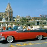 Ein rotes Oldsmobil mit Gästen