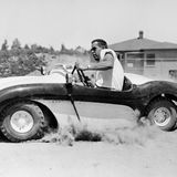 Ein Mann steuert einen kleinen Rennwagen