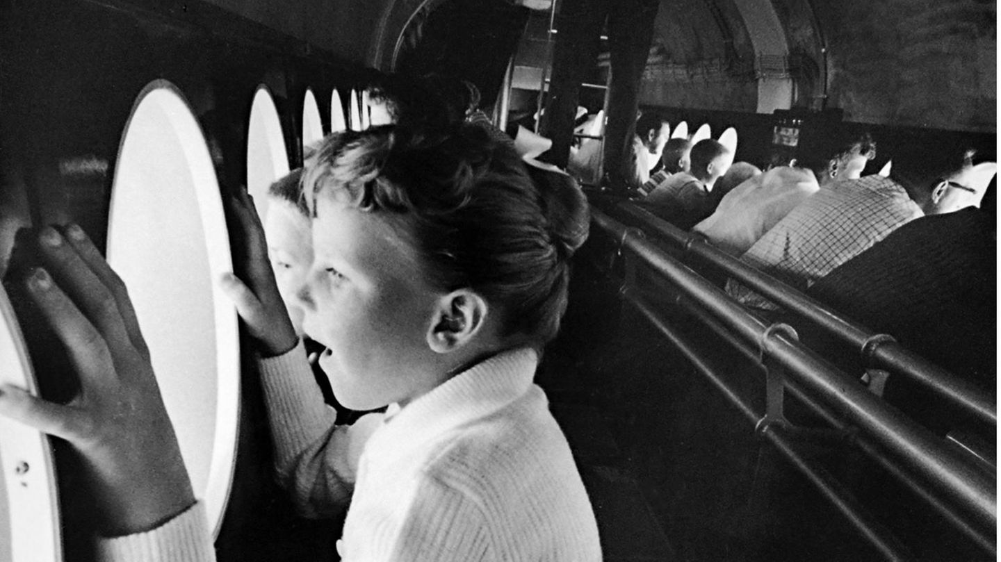 "Walt Disney's Disneyland" Kinder schauen staunend aus den Bullaugen eines U-Boots