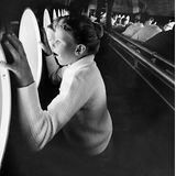 Kinder schauen staunend aus den Bullaugen eines U-Boots