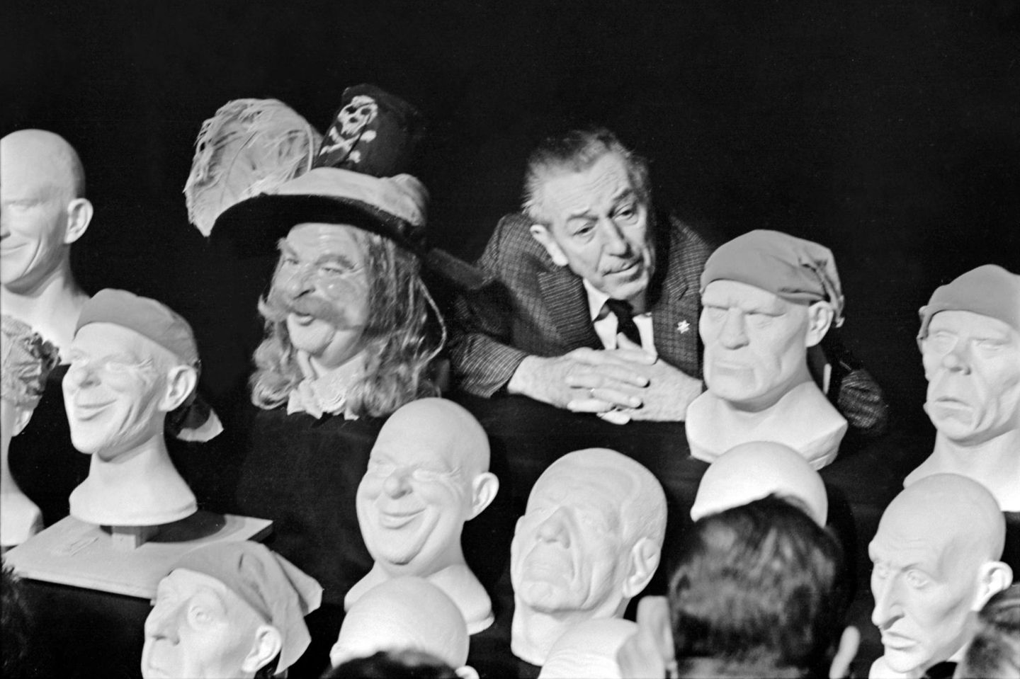 "Walt Disney's Disneyland" Walt Disney zwischen Masken von Piraten