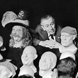 Walt Disney zwischen Masken von Piraten