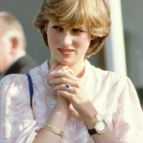 Prinzessin Diana trägt zwei Uhren