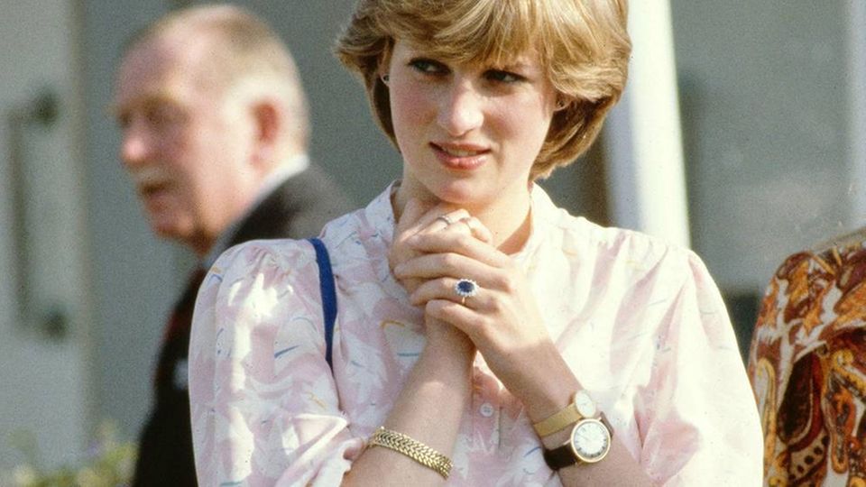 Prinzessin Diana trägt zwei Uhren