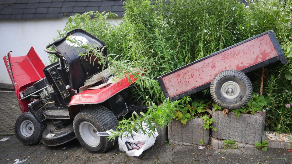 Nachrichten Deutschland Wilnsdorf Ein Rasenmäher-Traktor steht nach einem Unfall an einer Heck